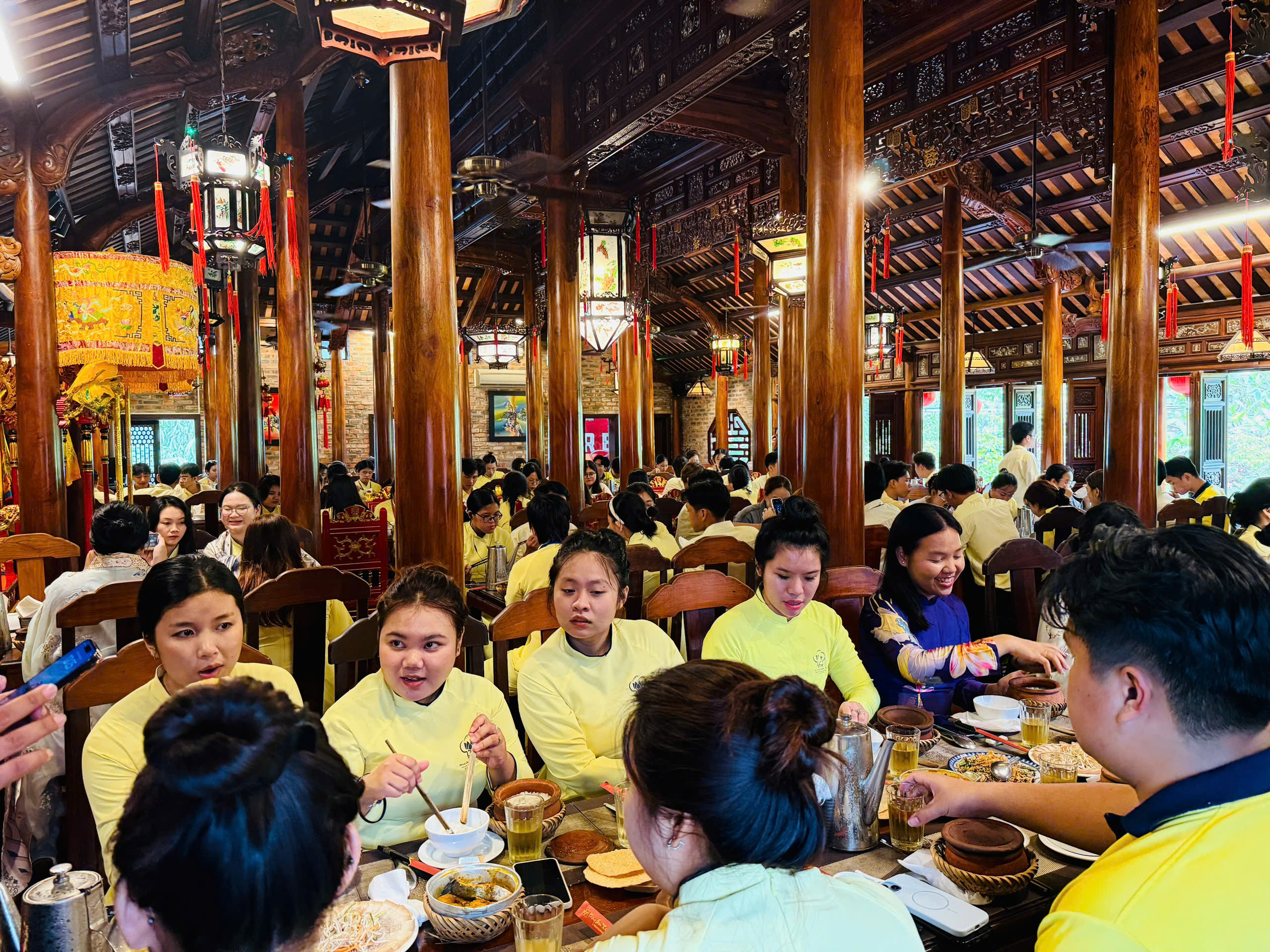 Cơm niêu Huế chuẩn vị – Không Gian Xưa 2 z7126110227209 6d73170fc685ff12b612282f83d8e704